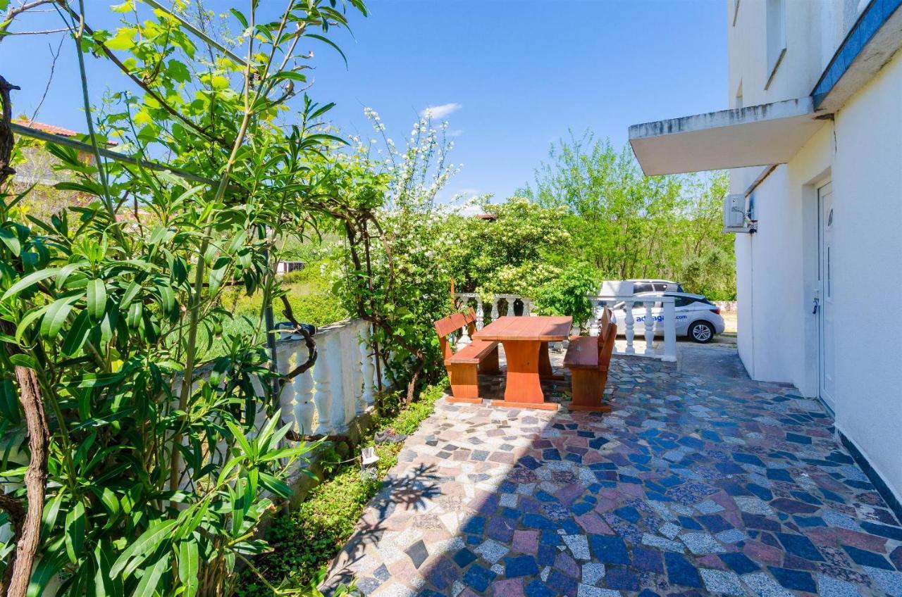 Apartments Ester Lopar Exterior photo
